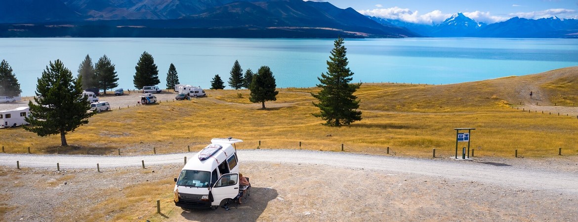 Camper parkt am Lake Taupo in Neuseeland