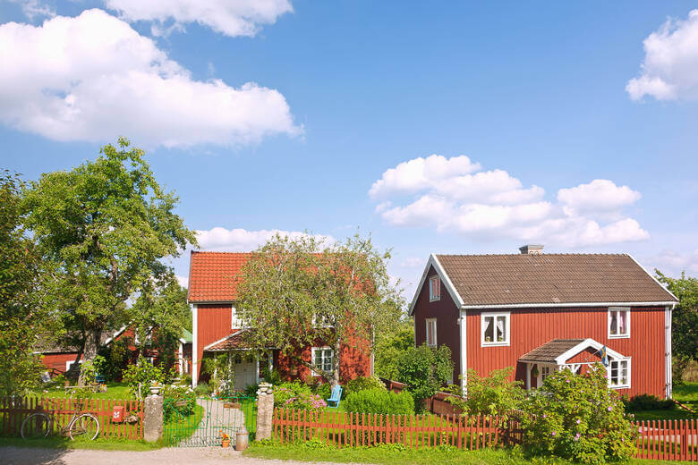 Rote Holzhäuser in der Region Vimmerby in Schweden