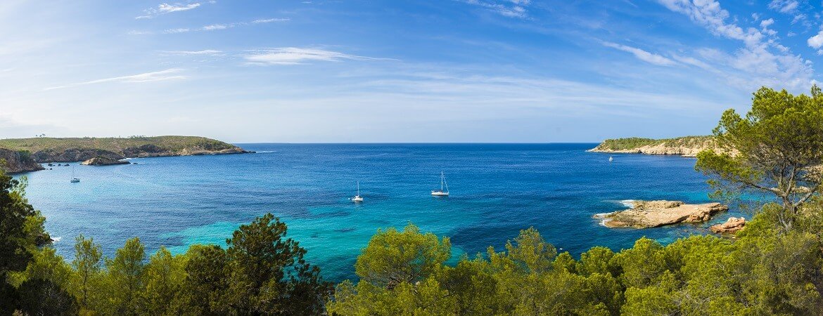 Blick auf das Meer in einer Bucht auf Ibiza