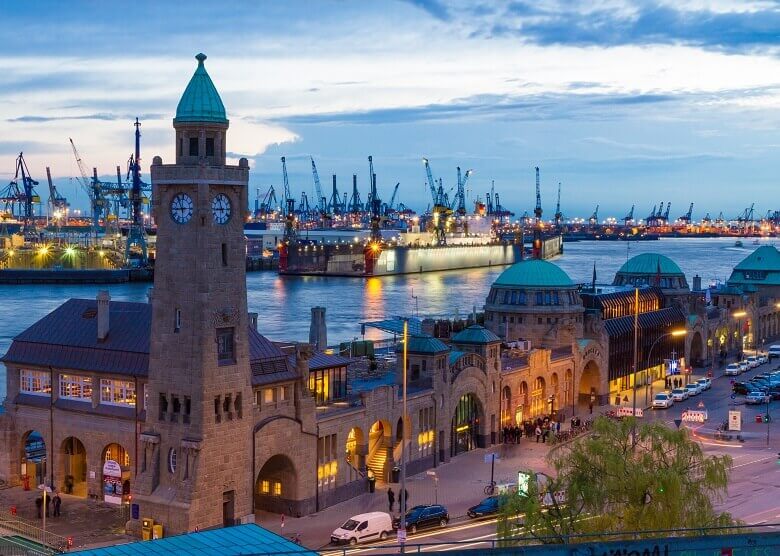 Landungsbrücken in Hamburg am Abend