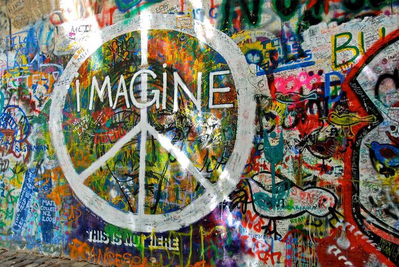 Peace-Zeichen auf der bunten John-Lennon-Mauer in Prag