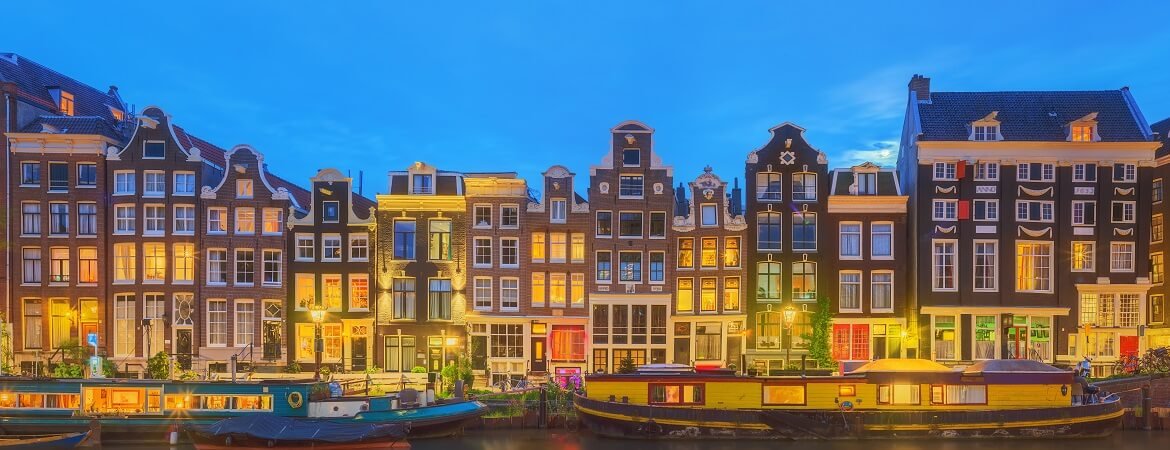 Häuserzeile in Amsterdam bei Nacht