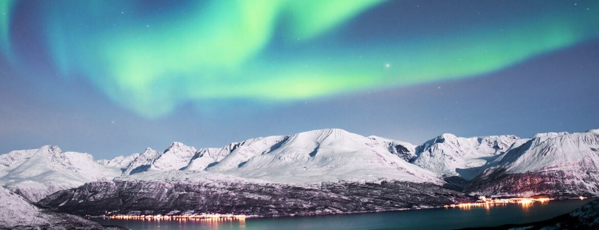 Polarlichter über Fjord in Nordnorwegen