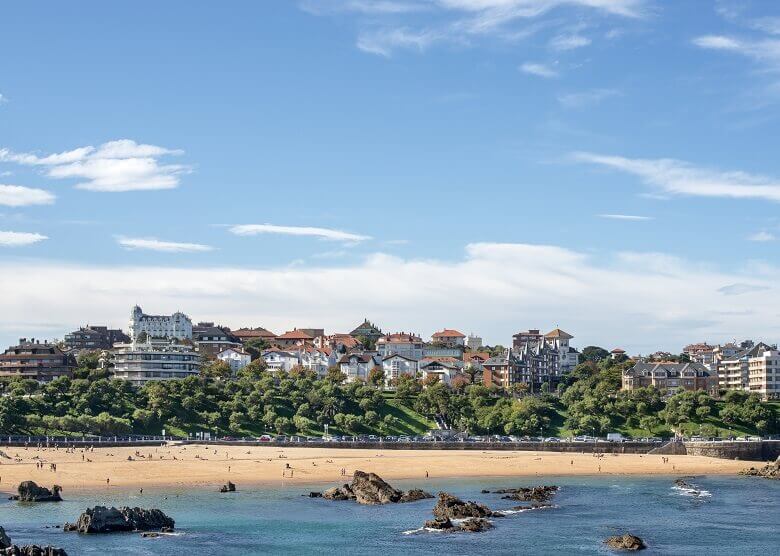 Meer und Küste vor Santander in Spanien