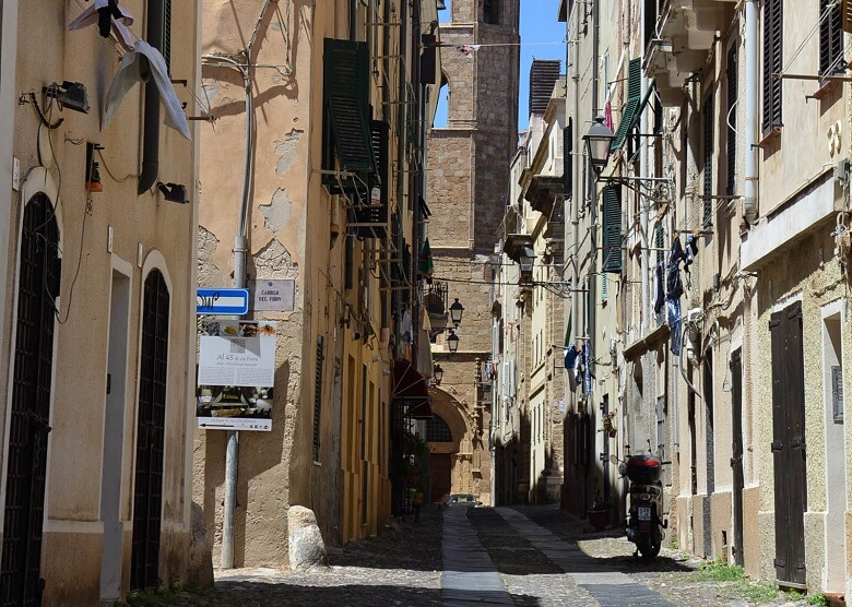 Kleine Gasse in Alghero auf Sardinien