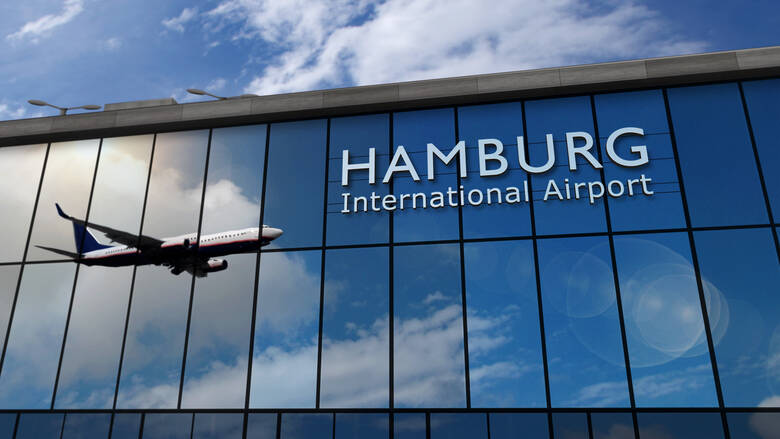 Flugzeug landet auf dem Flughafen in Hamburg