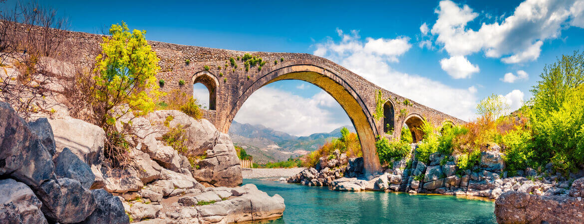 Alte Brücke in Albanien über einem Fluss