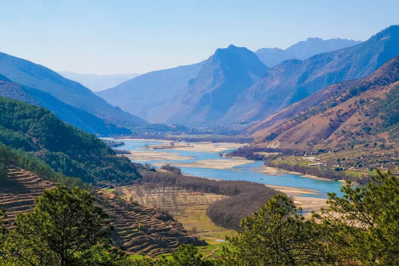 Ein Fluss schlängelt sich durch die Berglandschaft in der Yunnan-Region in China
