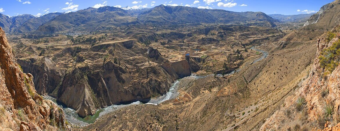 Blick über die Berglandschaft Colca Canyon in Peru