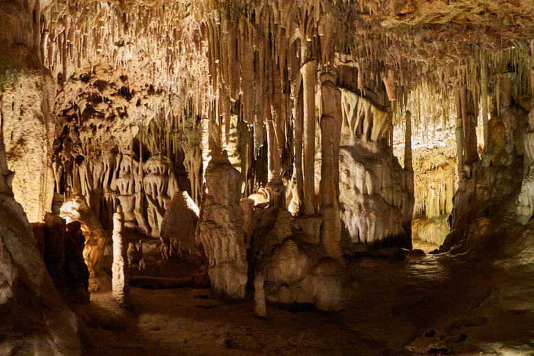 Stalaktiten und Stalagmiten in den Cuevas del Hams