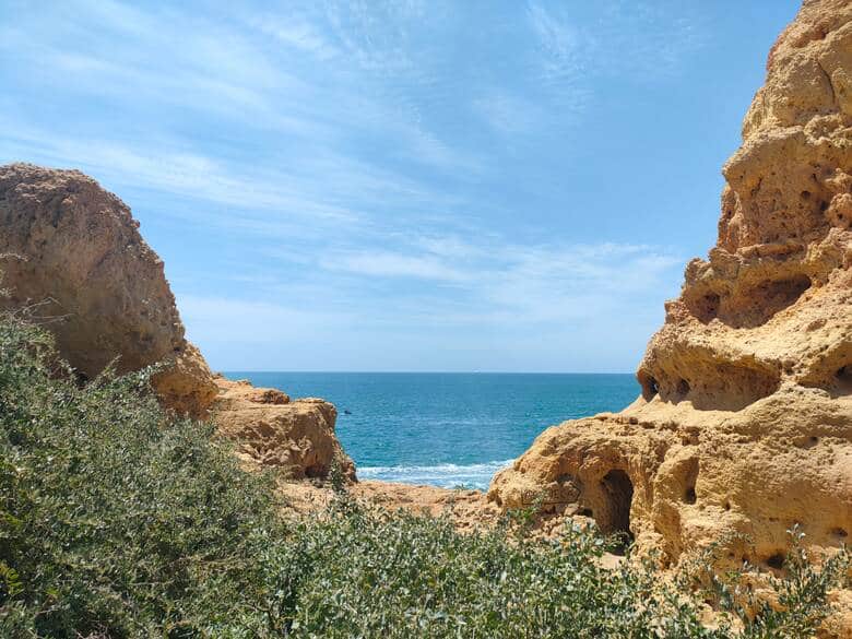 Felsige Bucht an der Algarve mit Blick auf das Meer