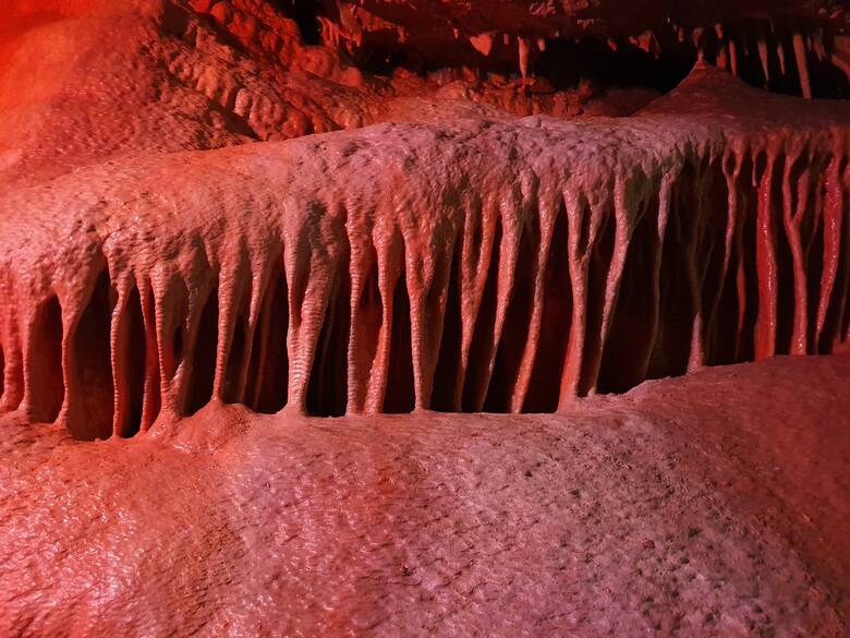 Rot beleuchtete Tropfsteinhähle auf Mallorca