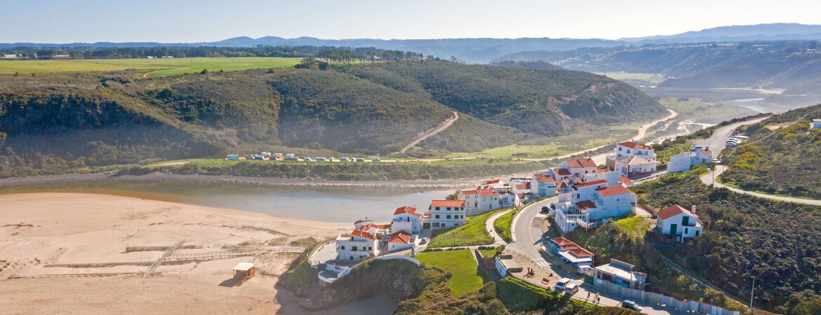 Blick auf das Dorf und den Strand von Odeceixe in Portugal