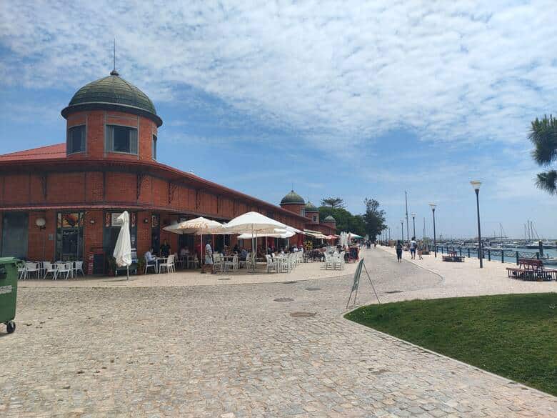 Blick auf die Markthalle am Hafen von Olhão