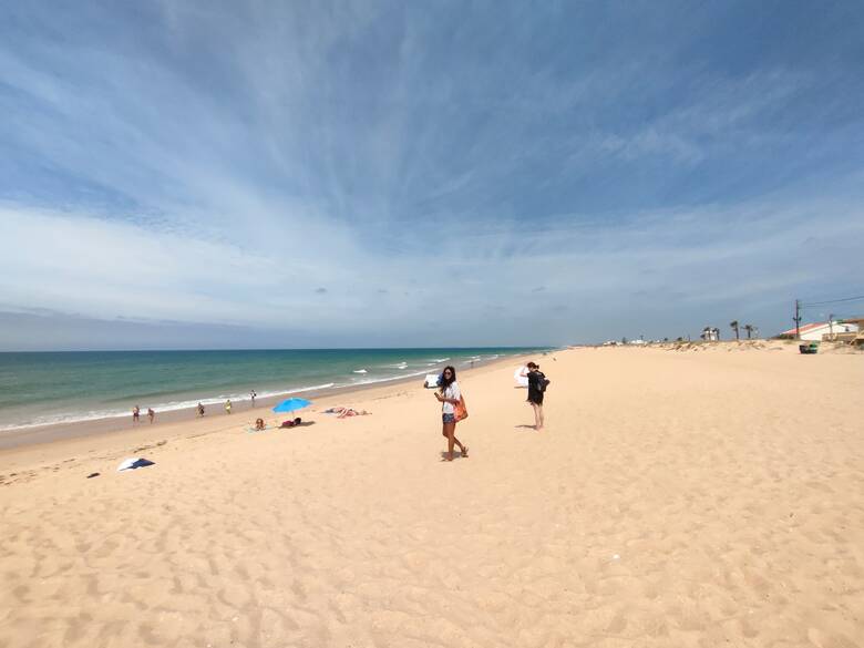 Langer Sandstrand in Faro an der Algarve