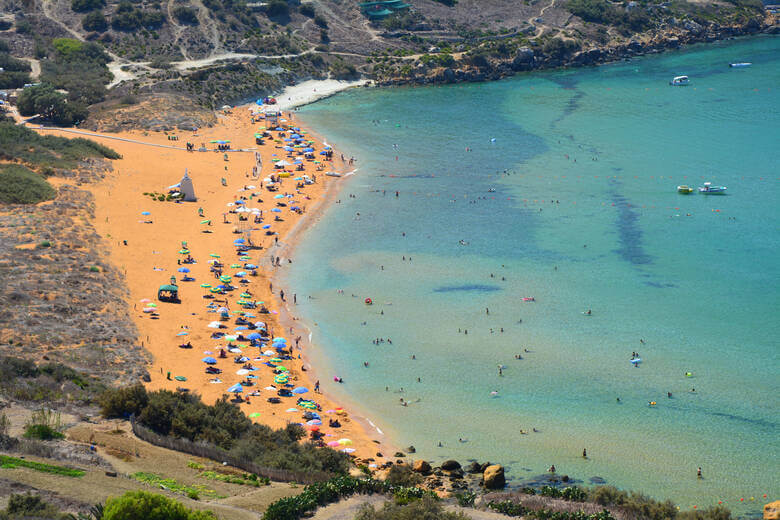 Ein beliebter Sandstrand auf der Insel Gozo