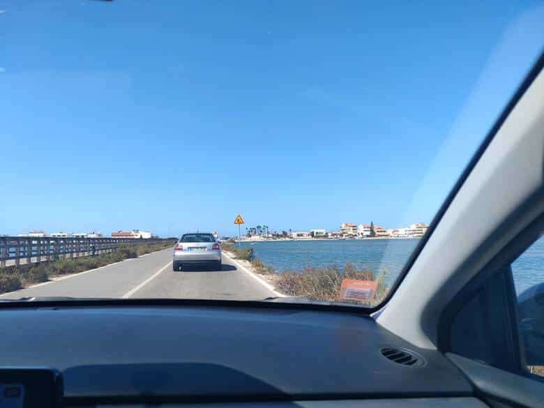 Auto fährt auf einer Küstenstraße an der Algarve
