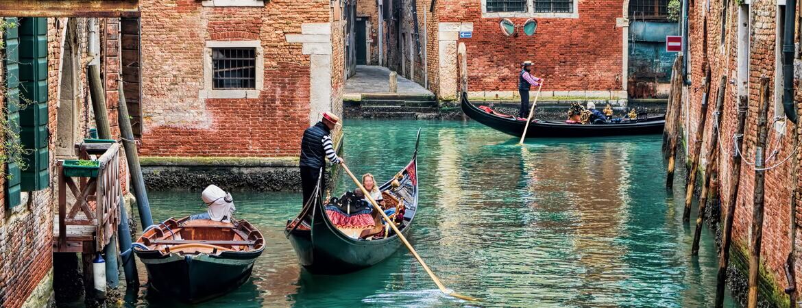 Zwei Gondeln auf den Kanälen von Venedig
