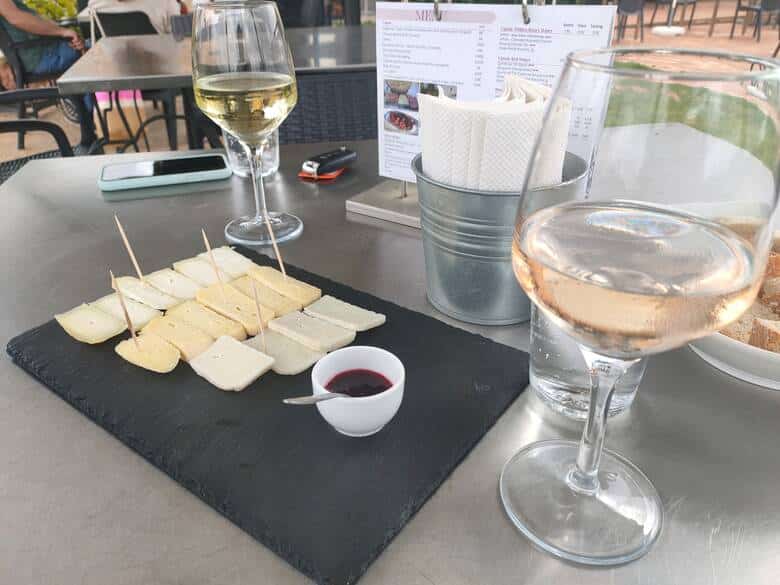 Weinprobe an der Algarve mit Rosé und Käse