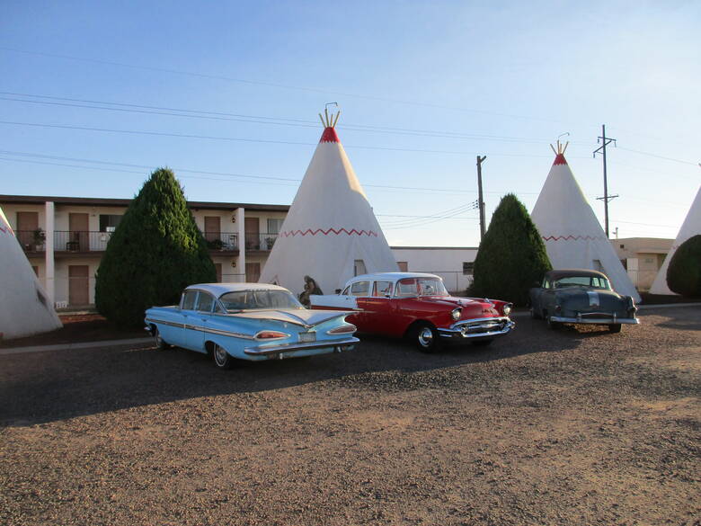 Oldtimer am Wig Wam Motel auf der Route 66