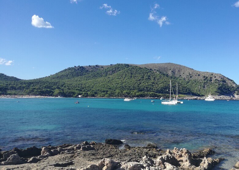 Bucht Cala Agulla auf Mallorca mit Segelbooten