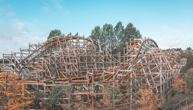 Holzachterbahn in einem Erlebnispark in den Niederlanden