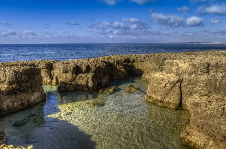 Felsen im Wasser an einem Strand an der Algarve