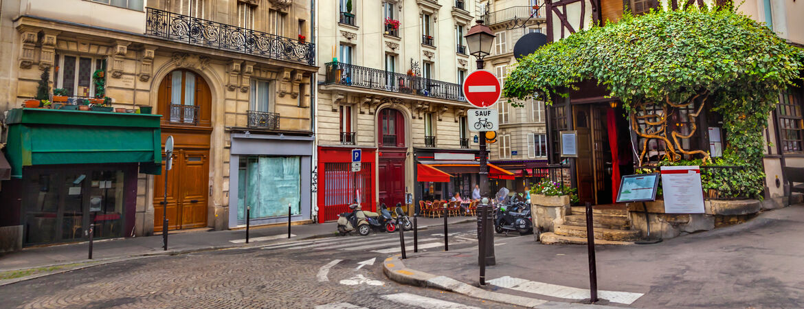 Kleine Cafés in Montmartre in Paris