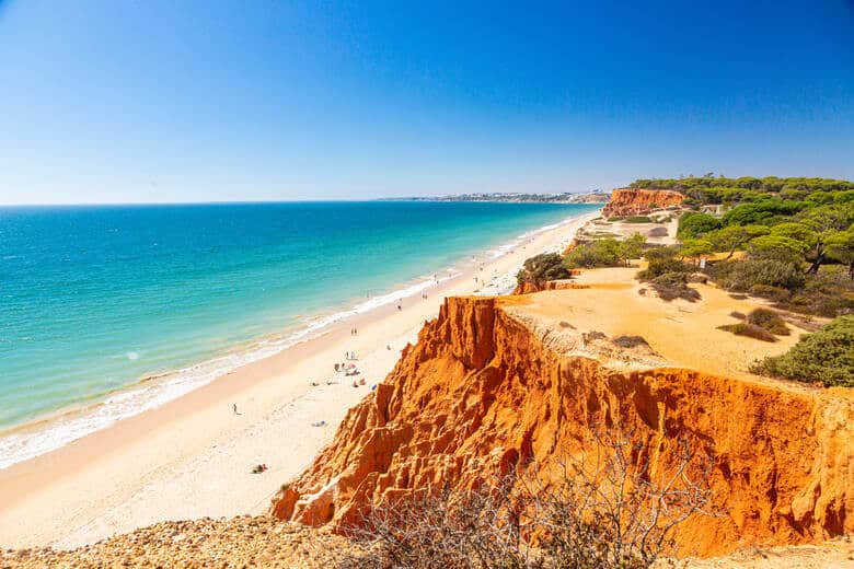 Orangerote Felsen am Strand  Praia da Falésia in Portugal