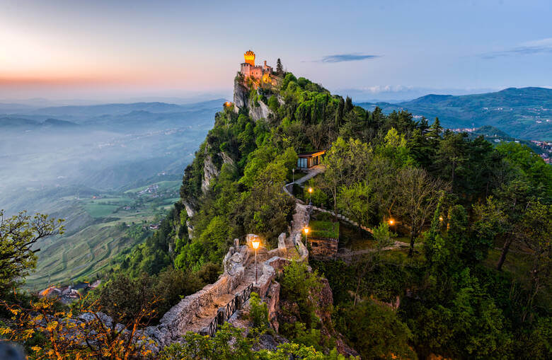 San Marino mit Berg und Burg bei Sonnenaufgang