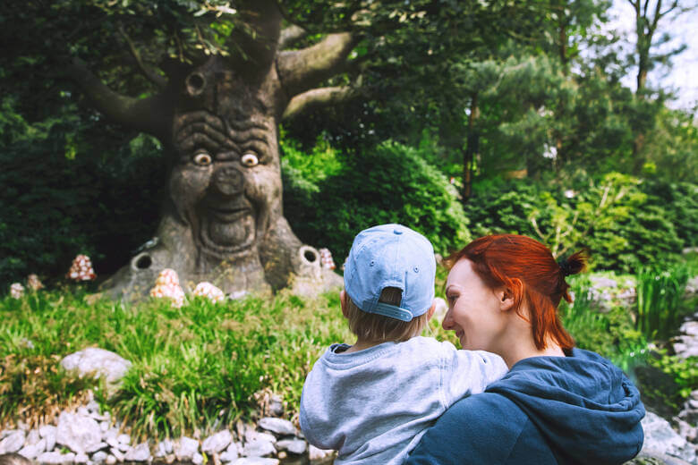 Mutter und Kind in einem Erlebnispark in den Niederlanden