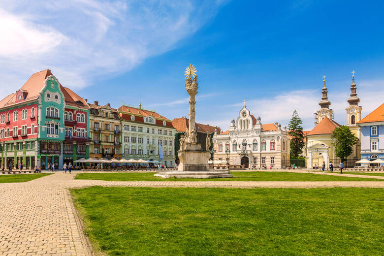 Altbauten und Säule auf einem Platz in der rumänischen Stadt Timisoara 