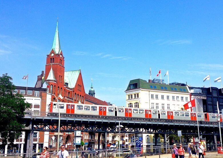 Die Hochbahn an den Landungsbrücken in Hamburg.