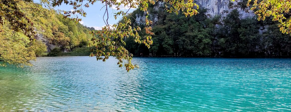 Das blaue Wasser der Plitvicer Seen in Kroatien