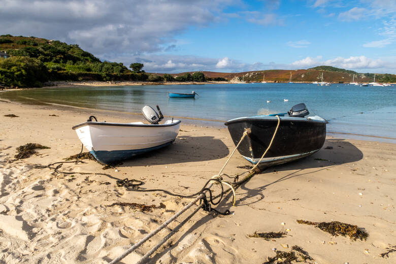 Boote an einem Sandstrand auf den Scilly-Inseln