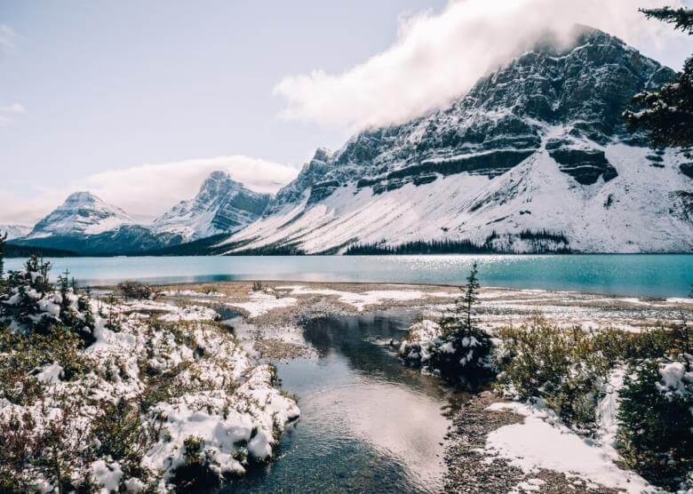 Bow Lake vor den schneebedeckten Rocky Mountains