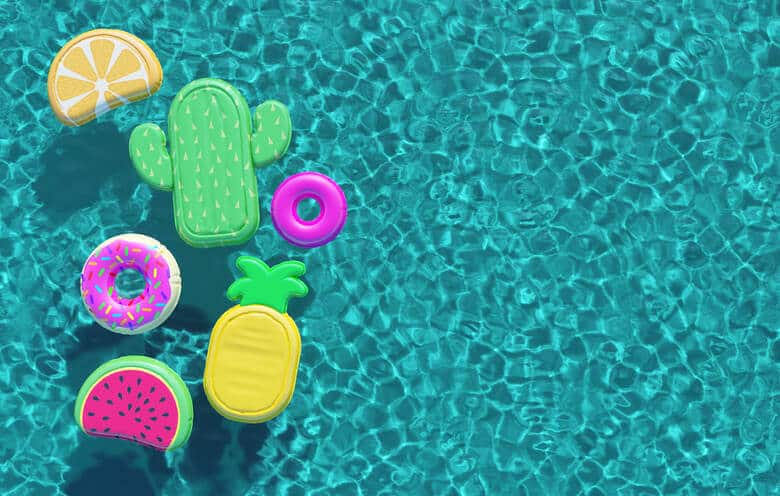 Luftmatratzen in einem Swimming-Pool im Erlebnisbad