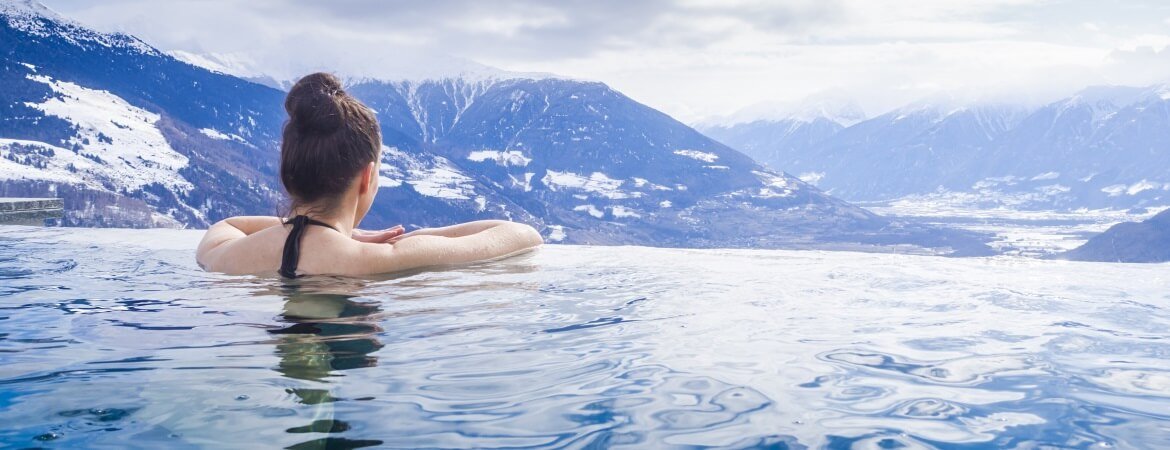 Pool mit Blick auf die Alpen