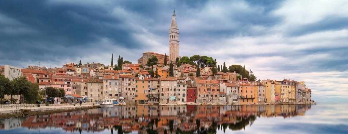 Blick auf Rovinj an Kroatiens Küste