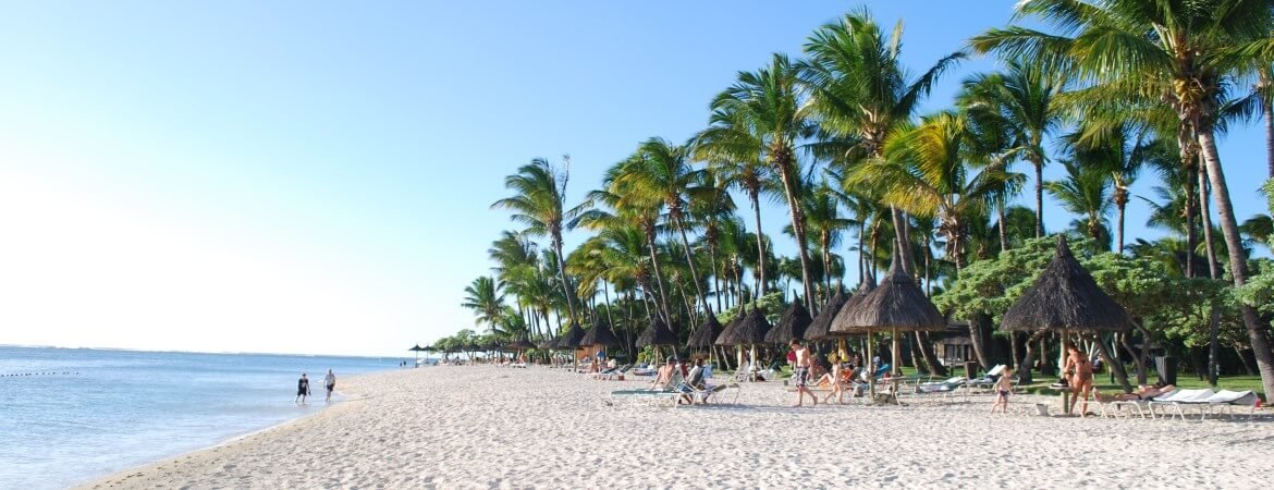 Kilometerlanger Traumstrand Flic en Flac auf Mauritius