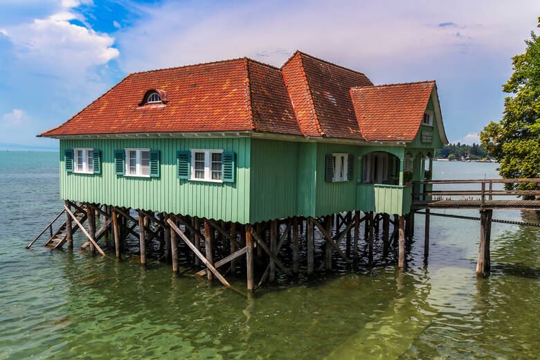 Strandbad auf Pfählen im Wasser am Bodensee bei Lindau