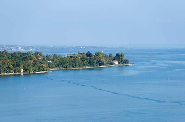 Insel, die bei Konstanz in den Bodensee reinragt
