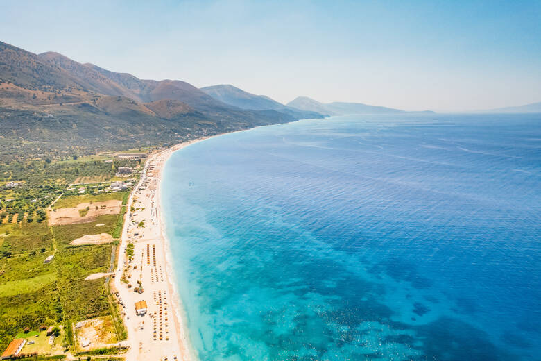 Blick auf den langen Strand von Borsh in Albanien