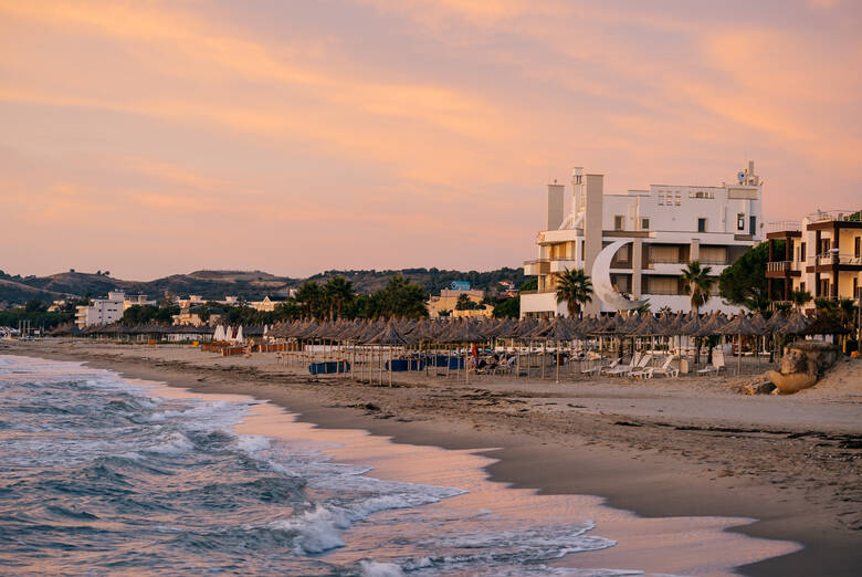 Sandstrand bei Sonnenuntergang in Albanien