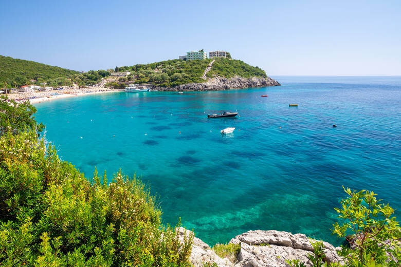 Boote am Strand von Jalë in Albanien