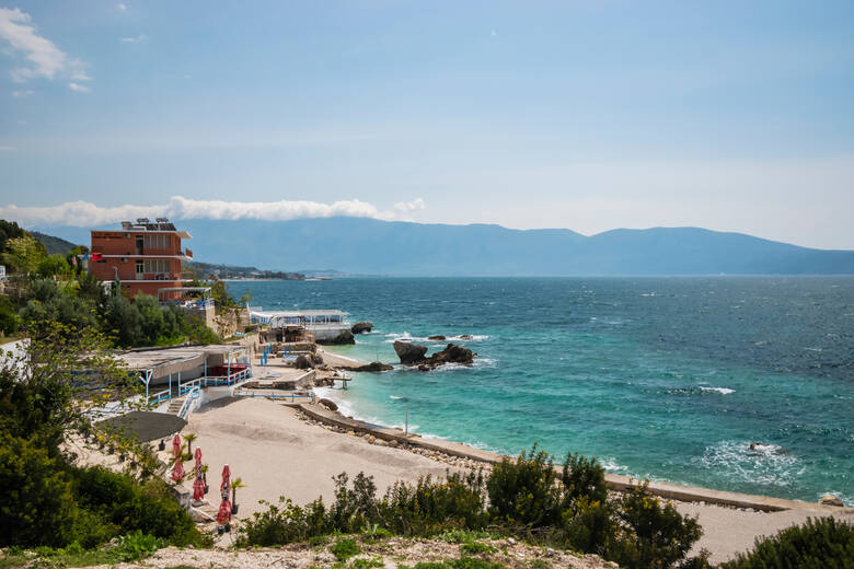 Kleiner Strand mit Sonnenschirmen in Albanien