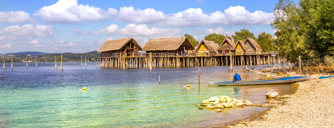 Unteruhldingen am Bodensee mit Pfahlhäusern im Wasser