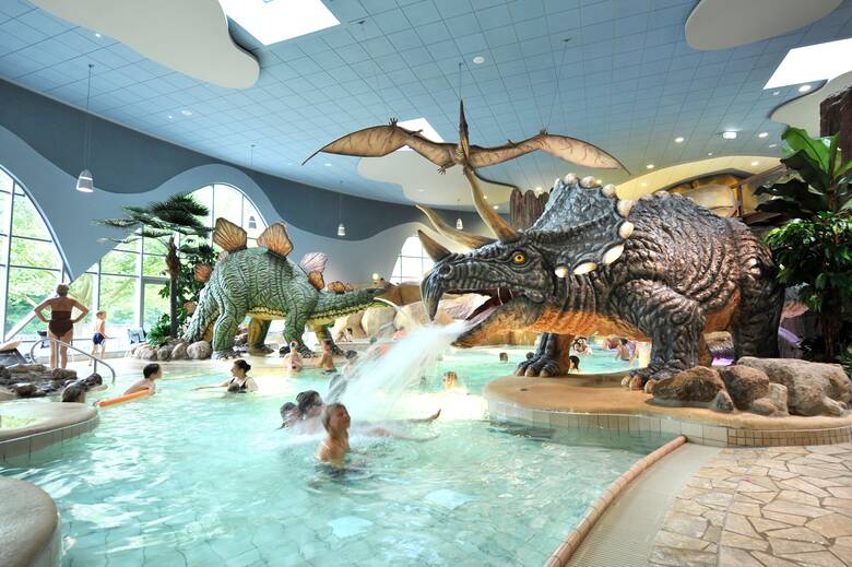 Dino-Figuren in einem Erlebnisbad in Hamburg