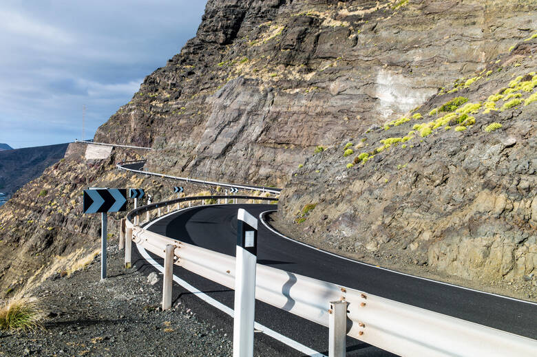 Kurvige Küstenstraße durch die Berge auf Gran Canaria