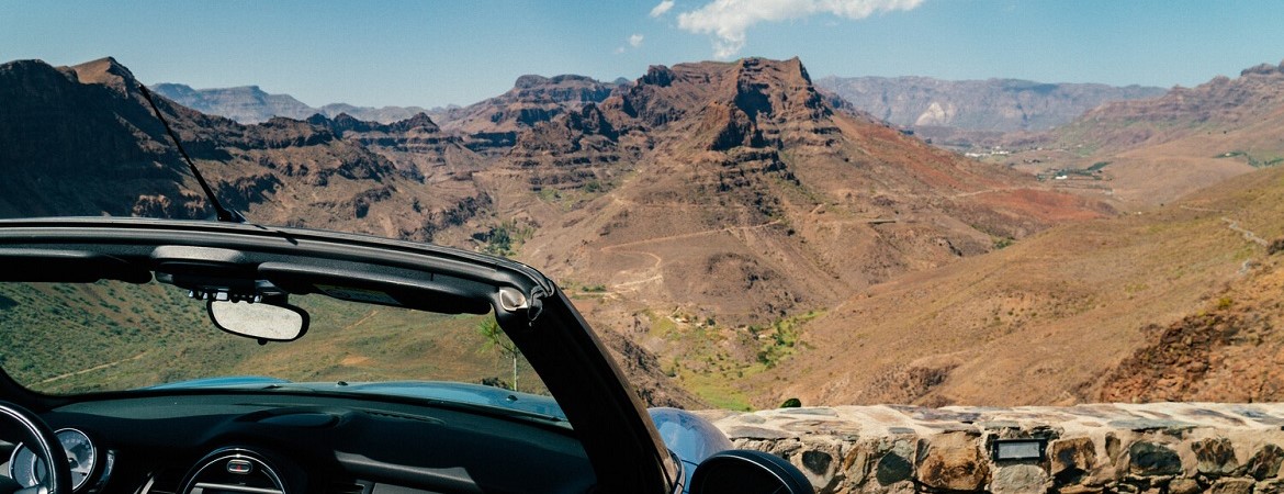 Auto steht vor einer Berglandschaft auf Gran Canaria